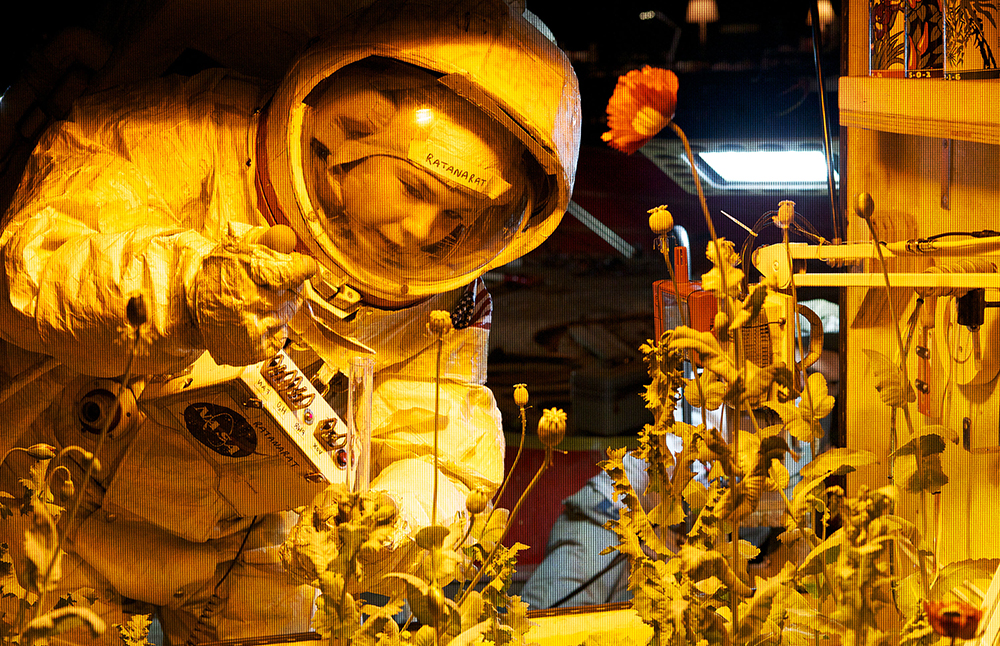Scena tratta da 
        A Space Program        