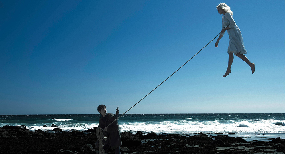 Scena tratta da 
        Miss Peregrine - La Casa dei Ragazzi Speciali        