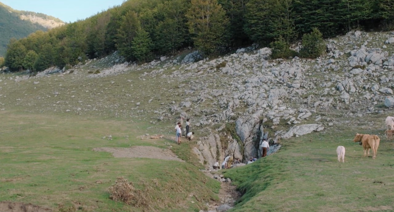 Scena tratta da 
        Il Buco        