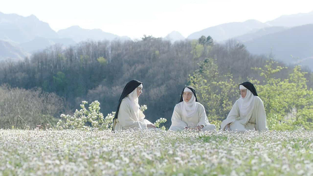 Scena tratta da The Little Hours